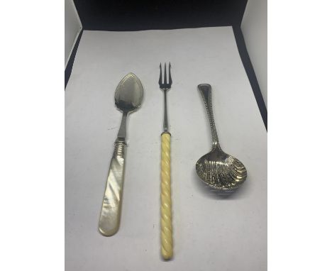 THREE SILVER ITEMS TO INCLUDE A HALLMARKED SHEFFIELD AND MOTHER OF PEARL HANDLED SPOON, A HALLMARKED BIRMINGHAM FORK AND A IC