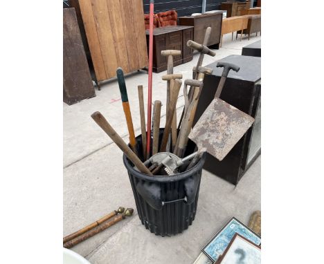 A LARGE ASSORTMENT OF VINTAGE GARDEN TOOLS TO INCLUDE A DRILL STAND, FORKS AND SPADES ETC 