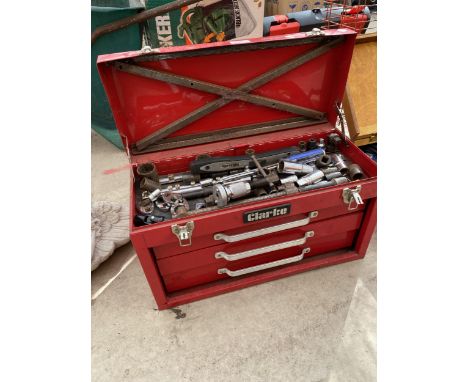 A METAL CLARKE THREE DRAWER TOOL CHEST TO INCLUDE AN ASSORTMENT OF TOOLS TO INCLUDE SOCKETS AND MOLE GRIPS ETC 