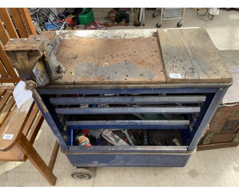 A WORKSHOP WHEELED TOOL CHEST WITH RECORD BENCH VICE AND AN ASSORTMENT OF TOOLS TO INCLUDE SPANNERS, PUNCHES AND GRIPS ETC 