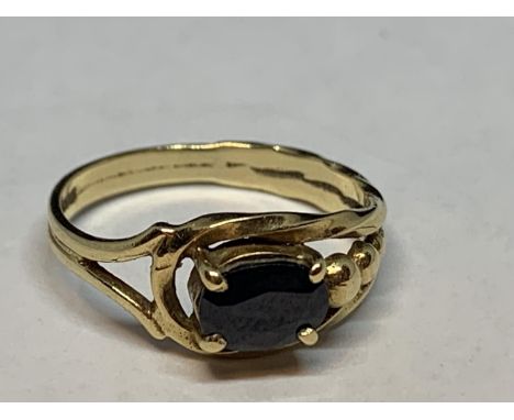 A 9 CARAT GOLD RING WITH A SOLITAIRE SAPPHIRE AND BEAD DESIGN SIZE K/L 