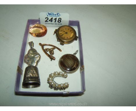 A quantity of jewellery including silver pendant and locket, 9ct gold brooch a/f, watch, pearl brooch, silver thimble, cut st