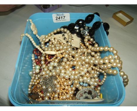 A quantity of jewellery including gold plated kerb chain, simulated pearl necklaces, costume brooches etc.