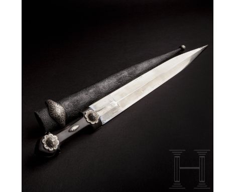 Silbertauschierter Kinzal, Kaukasus, Ende 19. Jhdt.  Zweischneidige Klinge mit beidseitiger Gratung und abgesetztem Ansatz. G
