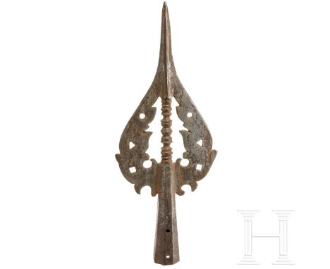 Blatt eines Jagdspießes, deutsch, 17. Jhdt.  Schlanke gekehlte Vierkantspitze, das breite Blatt durchbrochen gearbeitet, der 