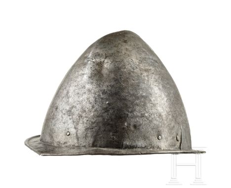 Schützenhaube, deutsch, um 1600  Einteilig geschlagene, leicht gegratete Kalotte mit schmaler, am Rand gebördelter Krempe und