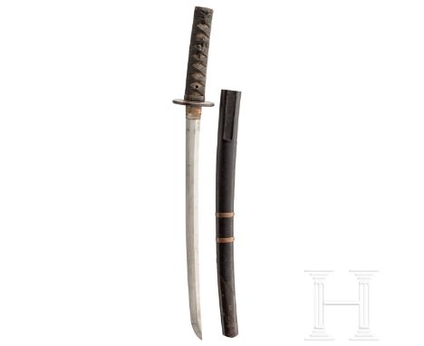 Wakizashi, Japan, um 1750       Klinge Shinogi Tsukuri, Torii Zori, Chu Kissaki, Hamon, Boshi und Hada verputzt und fleckig. 