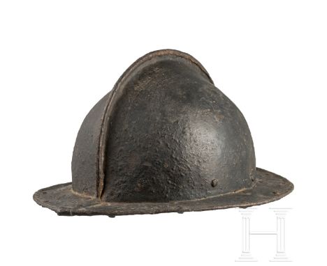 Kesselhut, England, 17. Jhdt.   Zweiteilig geschlagene Glocke mit niedrigem Grat und angenieteter gebördelter Krempe, seitlic