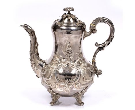 Victorian silver teapot of baluster form, embossed decoration, London 1851, 909g