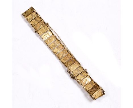 9ct gold bracelet with relief decoration, 16 grams