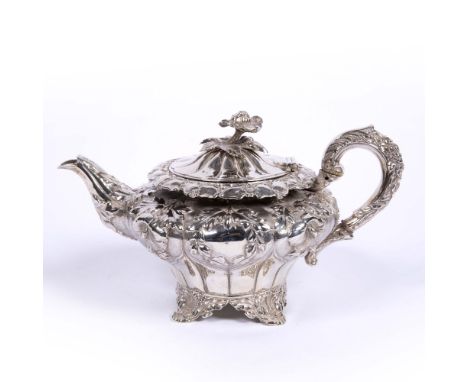 Georgian silver teapot with embossed acanthus and floral decoration, London 1829, 480 grams