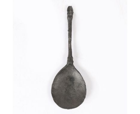 The stem with shield terminal atop mandolin-shaped bowl, 15cm long.