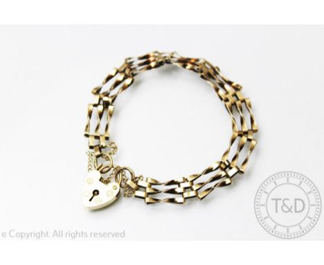 A 9ct gold gate bracelet, the four bar gate with attached heart shaped padlock clasp, weight 7.8gms  