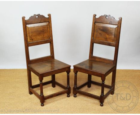 An 18th century style light oak gate leg table, with turned legs and moulded stretchers, 77cm H x 58cm W x 140cm D, with six 