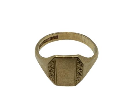 A 9ct gold gentleman's signet ring. Size U. 4.75g 
