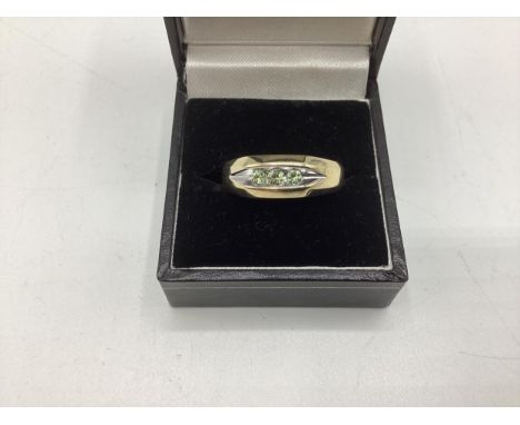 A Large 9ct gold ring with 3 stones, size V/W, total weight 5.3grams 