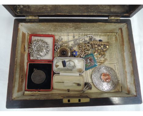 A wooden dressing table box having a small quantity of costume jewellery including Celtic brooch, swimming medal, pinchbeck b