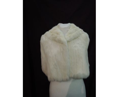 A vintage cream fur shoulder cape having shawl collar