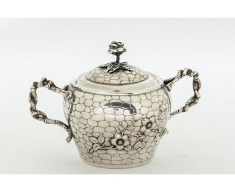 Jugendstil-Zuckerdose 800er Silber. Wandung mit Floral-und Insektenrelief, innen vergoldet, Deckel mit plastischer Rose als B