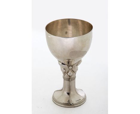 Silberpokal 800er Silber. Runder Stand gegliedert, Schaft mit Schmuckrelief, birnenförmige Kuppa. Halbmond und Krone, 800, He