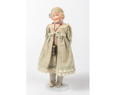 Puppe Papiermaché Brustplattkopf, handbemalt, seitlich geneigt. Porzellan Unterarme. Alte Kleidung und umhängende Hohner- Lit