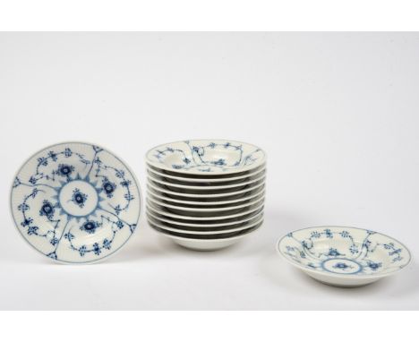 12 Dessertschalen Royal Copenhagen, Musselmalet Porzellan, gerippte Oberfläche. Porzellan weiß unter der Glasur blau bemalt. 