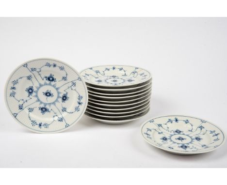 12 Kuchenteller Royal Copenhagen, Musselmalet Porzellan, gerippte Oberfläche. Porzellan weiß unter der Glasur blau bemalt. Nr