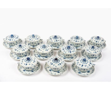 12 Suppentassen Royal Copenhagen, Musselmalet Porzellan, gerippte Oberfläche. Porzellan weiß unter der Glasur blau bemalt. Su