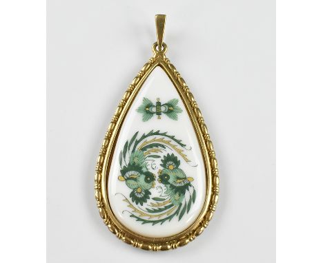 Porzellananhänger.  Meissen. Grüner Hofdrache in großer Tropfenform. Vermeilfassung. H 5 cm