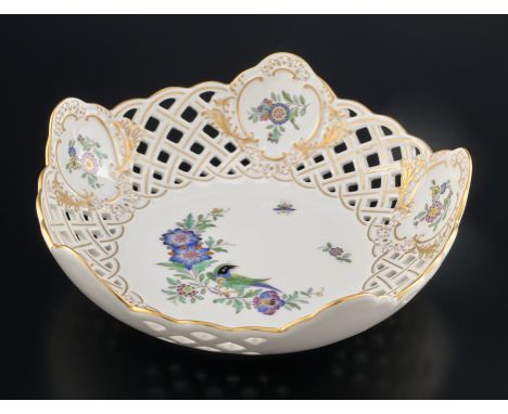 Schale mit Korbdurchbruchrand. Indische Blumen- und Vogelmalerei.  Polychrom und goldstaffiert. Blaue Schwertermarke Meissen,