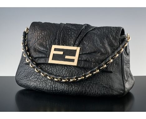 Fendi Tasche. Strukturiertes, schwarzes Leder. Schulterriemen aus umflochtener Gliederkette. Logoschließe. 20 x 34 cm
