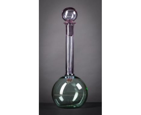 Carlo Moretti Murano. Kugelbauchflasche mit hochgezogenem Hals (gerillt). Stöpsel. Grünes und hellviolettes Glas.