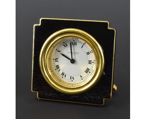 Sehr feine Cartier-Reiseuhr. Vergoldetes Gehäuse. Schauseite und seitl. mit opakem Email. Kl. St.. Weißes Zifferblatt, bez. w