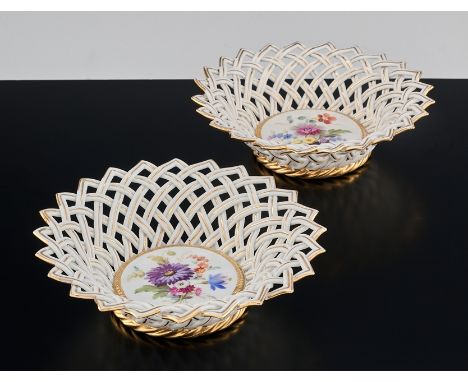 Paar Zierkörbchen. Spitzenartiger Gitterdurchbruch. Blumenmalerei und Goldkanten. Blaue Schwertermarke Meissen. 19. Jh. Ø 15 