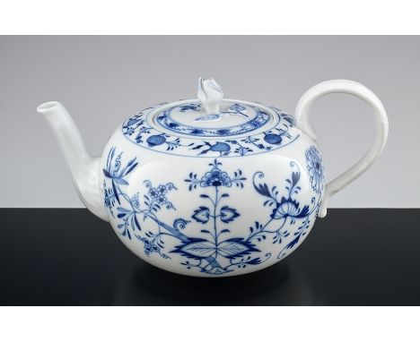 Übergroße Zwiebelmuster Teekanne. Kugeliger Korpus. Blaue Schwertermarke Meissen. 2.H. 19. Jh. L 27 cm