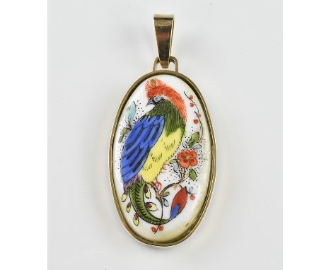 Porzellananhänger. Meissen. Exotischer Vogel mit Blume. Vermeilfassung. H 5 cm