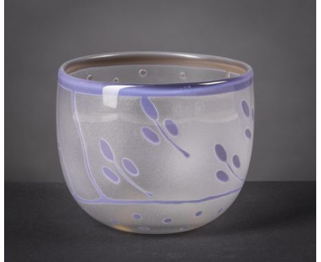 A. Ehrner. Am Boden bez. Kosta R! A. Ehrner Unik. Runde Steilwandschale. Farbloses Glas mit violetter Innenaufschmelzung, mat
