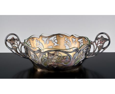 WMF Henkelschale mit Glaseinsatz. Blätter und Beeren. Versilbert. Geislingen, um 1910. L 33 cm