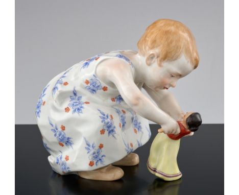 Hentschelkind. Polychrom staffiert. Mädchen spielt mit Puppe. Blaue Schwertermarke Meissen. 1980-er Jahre. H 11 cm