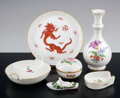 Konvolut Meissen. Vase, Deckeldose, Aschenbecher, Teller, Henkelschale und 'Pantoffel'. Blumendekor, Mingdrache und Weinlaub