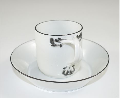 Trauertasse mit Untere. Zylindrische Tasse mit Asthenkel und schwarzer Staffierung. Schwertermarke der Marcolini-Periode. Mei