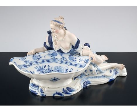 Figurale Zwiebelmuster Saucière. Dame mit drapiertem Gewand präsentiert geschweifte Schale. Unterglasurblau und mit Inkarnat 