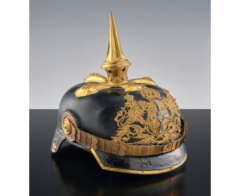 Offizierspickelhaube mit schwarzer Lederglocke. Augen- und Nackenschild. Ledernes Innenfutter, seitl. Kokarden mit Schuppenke