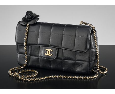 Chanel Mini Flap Bag. Schwarzes Kalbleder. Futterstoff mit Logo. Tragekette und Kamelie. Goldfarbene Metallteile. Garantiekar
