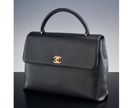 Chanel Handtasche. Schwarzes Caviar-Leder. Tragegriff. Schwarzes Lederfutter. Goldfarbene Metallteile. 21 x 29 cm