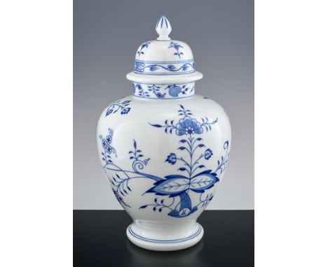 Zwiebelmuster Deckelvase. Balusterform. Blaue Schwertermarke Meissen. 1980-er Jahre. H 32 cm