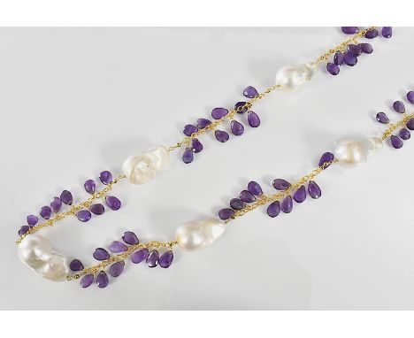 Amethyst-Perlkette. Barocke Süßwasser und geschliffene facettierte Amethyste mit Vermeilkette. L 92 cm