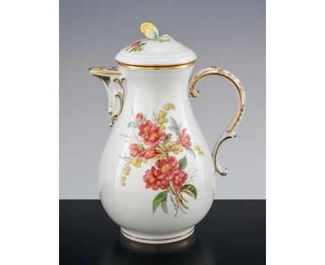 Kaffeekanne mit 'naturalistischer Blumenmalerei'. Form Neuer Ausschnitt. Goldlack und Mimosen. Blaue Schwertermarke Meissen. 