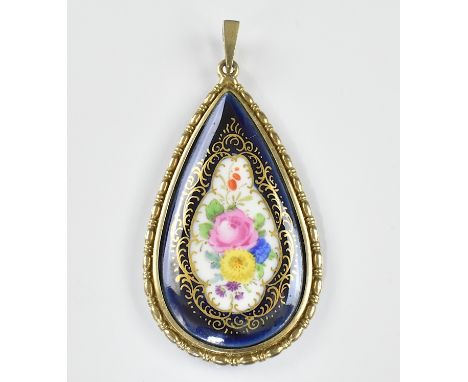 Porzellananhänger. Meissen Kobaltrand mit Blumenbouquet und filigraner Goldspitze. Vermeilfassung. H 5,3 cm