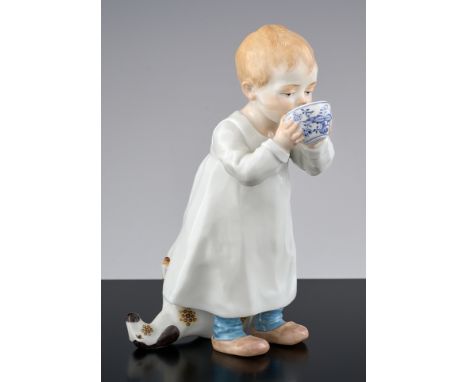 Hentschelkind. Kleiner Junge trinkt aus Zwiebelmustertasse. Polychrom staffiert. Blaue Schwertermarke Meissen. 1980-er Jahre.